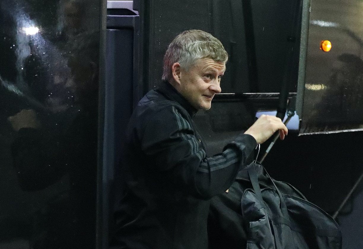 Manchester United squad arrives at Carrington - Bóng Đá