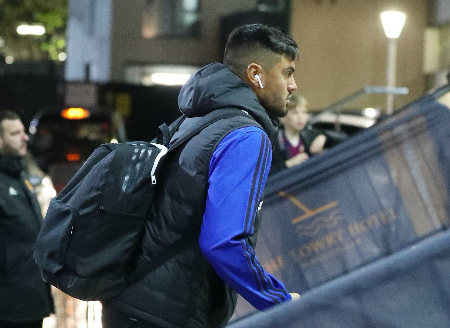 Manchester United squad arrives at Carrington - Bóng Đá