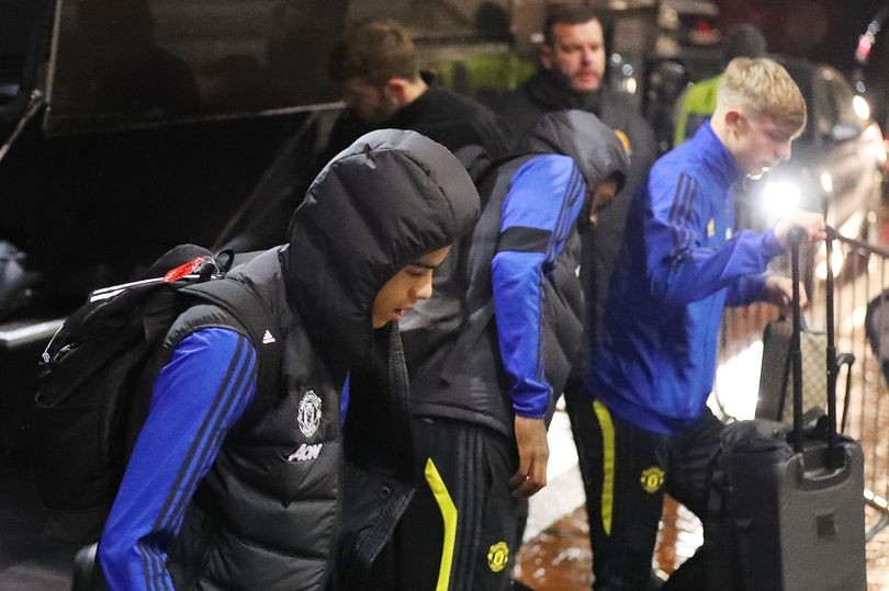 Manchester United squad arrives at Carrington - Bóng Đá