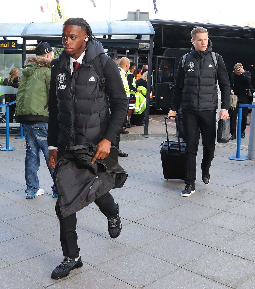 Ảnh Man Utd lên máy bay sang Partizan Belgrade - Bóng Đá