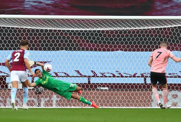 'A joke' - Man United fans fume at Aston Villa decision in Sheffield United clash - Bóng Đá