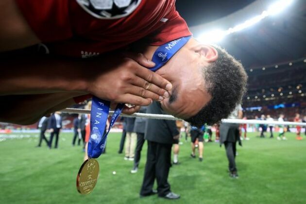 Trent Alexander-Arnold 22 tuổi - Bóng Đá