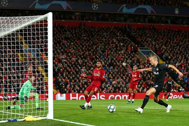 Virgil van Dijk walked away from interview after being left 'angered' by Erling Haaland - Bóng Đá