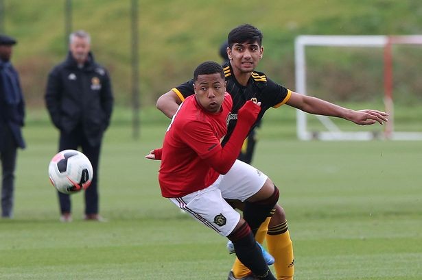 Chelsea U23 player, Josh Brooking, sent off for strong tackle on Manchester United youngster - Bóng Đá
