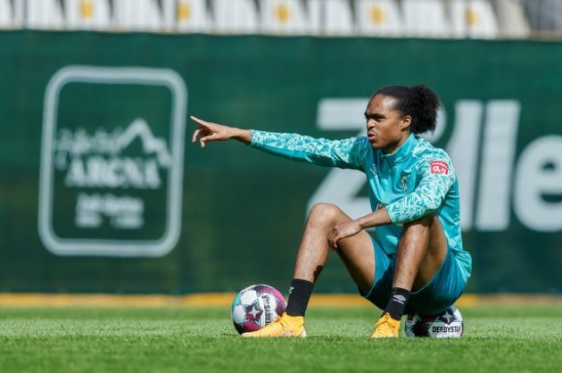 Man utd loan out Di'Shon Bernard, Ethan Laird and Arnau Puigmal stays - Bóng Đá