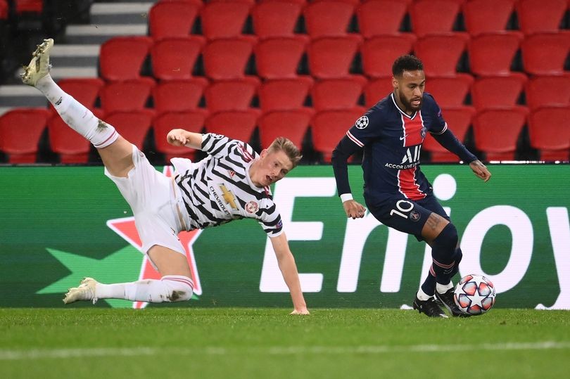 Manchester United reveal Scott McTominay played with 'one eye' in first-half vs Paris Saint-Germain - Bóng Đá