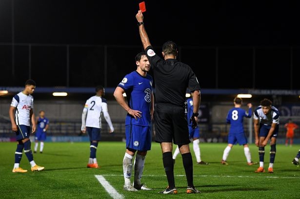 Cech có màn trở lại đáng quên, 