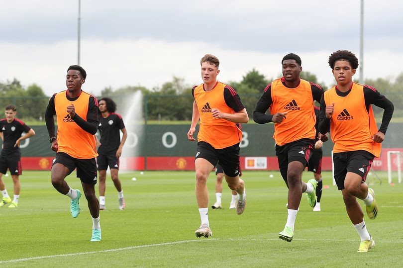 Varane tới M.U, tới lúc thủ lĩnh tương lai bước ra ánh sáng? - Bóng Đá