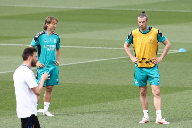 Bale lại khiến Liverpool 