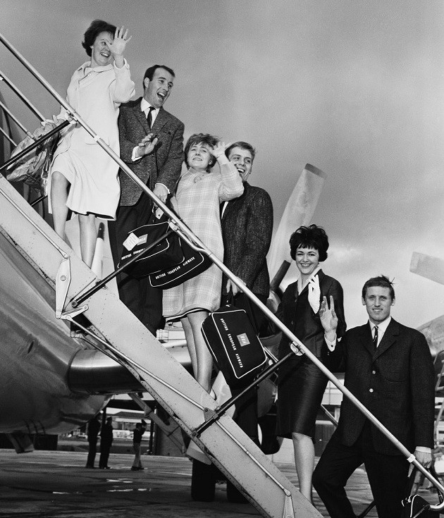 Stunning photos capture Everton and Liverpool WAGS of the 1960s - Bóng Đá