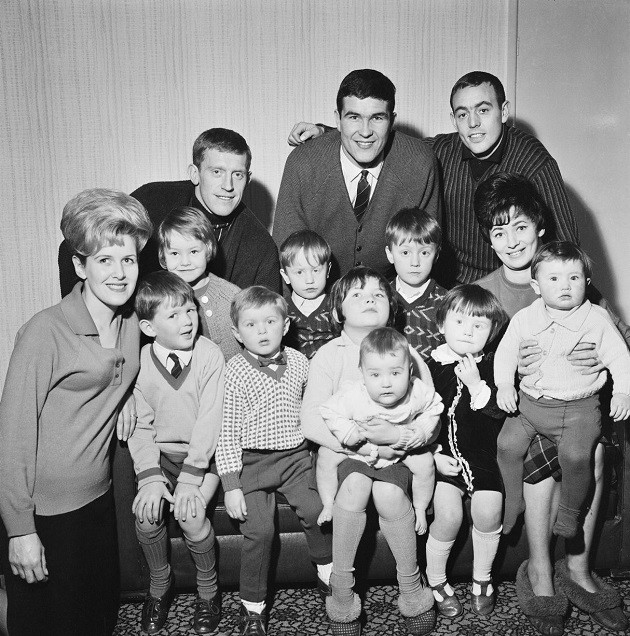 Stunning photos capture Everton and Liverpool WAGS of the 1960s - Bóng Đá