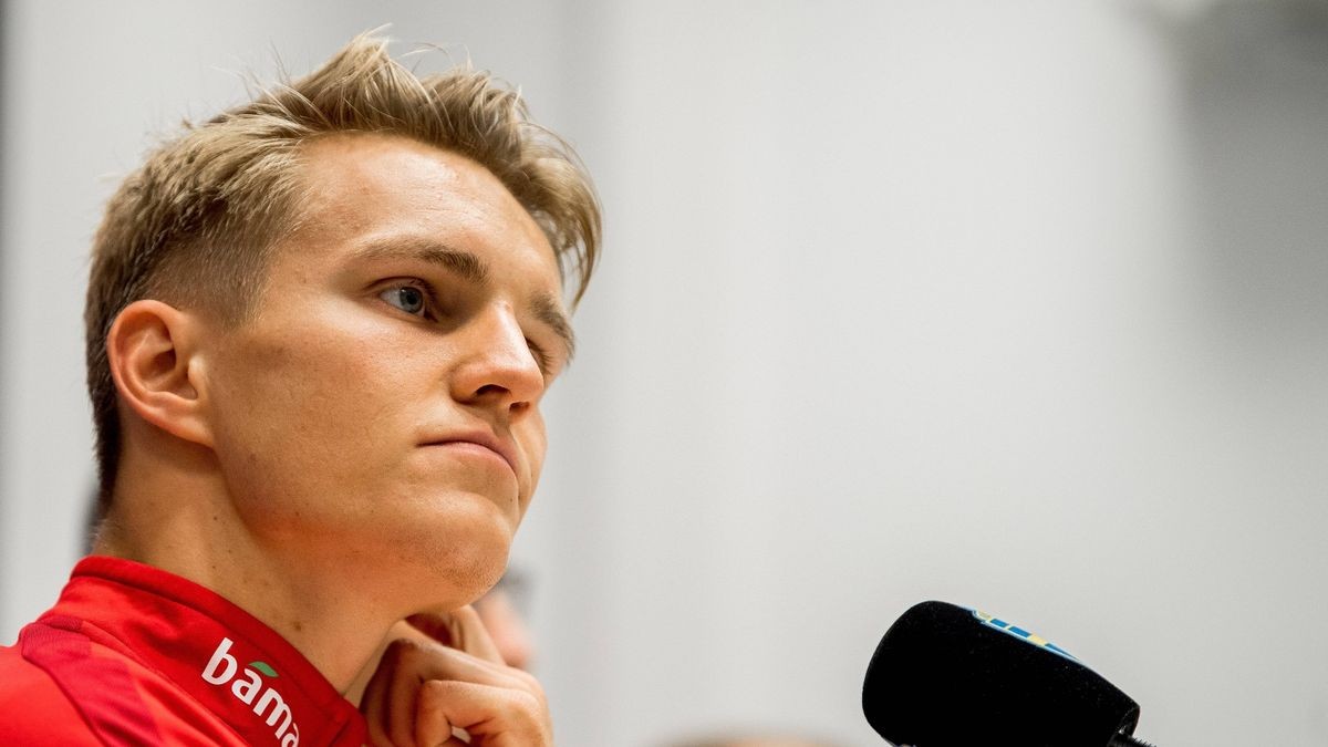Martin Odegaard responds after Erling Haaland takes Norway No.9 shirt from teammate - Bóng Đá