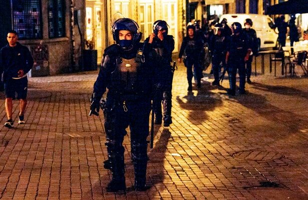 One fan in hospital after Chelsea FC and Man City supporters clash in Porto ahead of Champions League Final - Bóng Đá