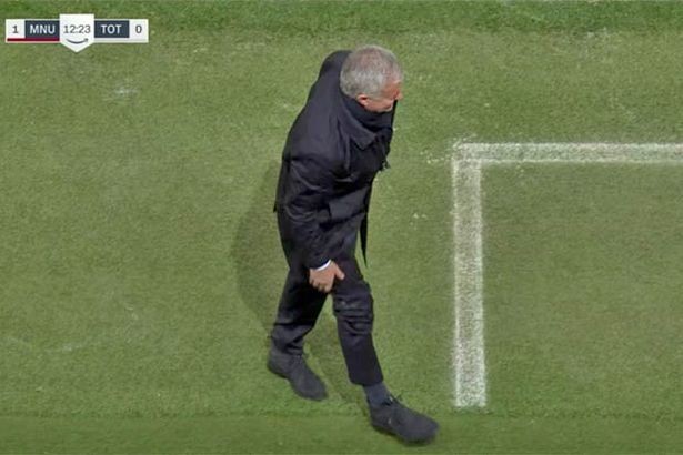 ẢNH Daniel James tông vào Mourinho - Bóng Đá
