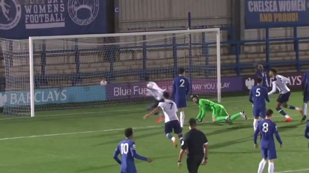 Cech có màn trở lại đáng quên, 