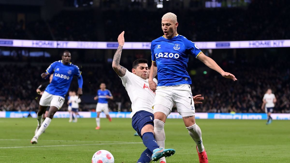 Phản ứng của Richarlison khi trở thành đồng đội với 'kẻ chặt chém' Romero - Bóng Đá