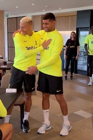Phản ứng của Richarlison khi trở thành đồng đội với 'kẻ chặt chém' Romero - Bóng Đá
