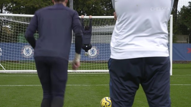 What happened to Kepa Arrizabalaga in Chelsea training session ahead of Burnley trip - bị phạt vì thua thử thách xà ngang - Bóng Đá