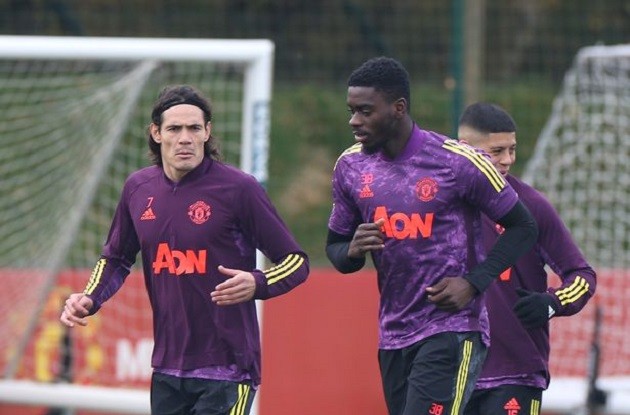 Edinson Cavani's private chat with Axel Tuanzebe before Man Utd star's heroics in PSG win - Bóng Đá