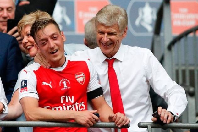 Mesut Ozil describes Arsene Wenger in three words amid recent Arsenal snub - Bóng Đá