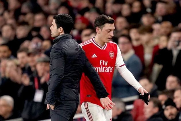 Mesut Ozil breaks Arsenal players' social media silence after Tottenham defeat - Bóng Đá