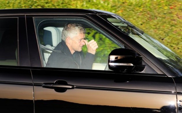 Ole Gunnar Solskjaer shrugs off Man Utd sack speculation as Red Devils return to training - Bóng Đá