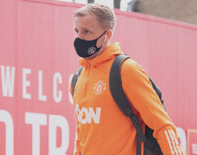 Man Utd fans furious at Donny van de Beek tweet sent from official club account - Bóng Đá