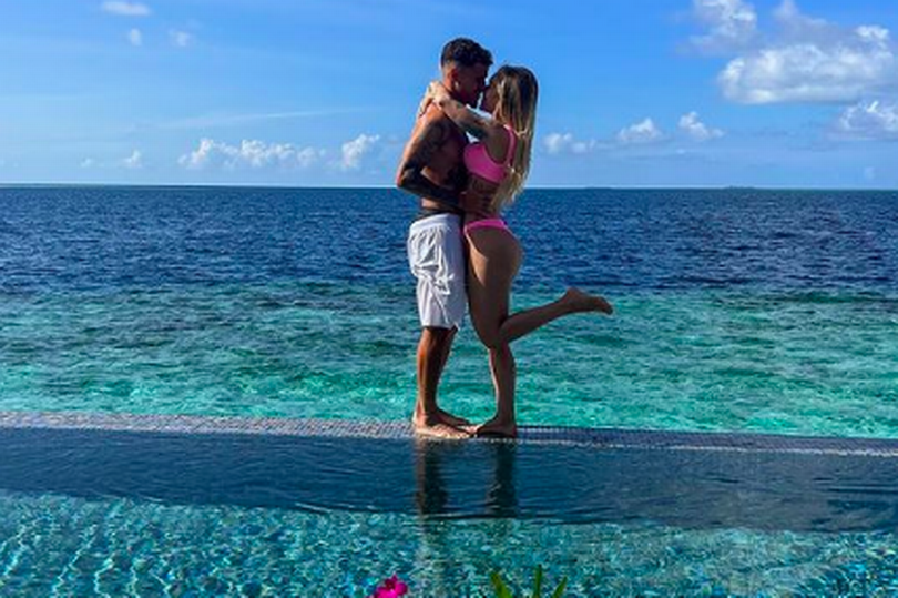 Coutinho giải sầu bên bạn gái bốc lửa - Bóng Đá