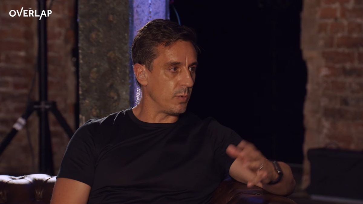 Neville, Carragher bất đồng quan điểm về 3 đội sẽ xuống hạng - Bóng Đá