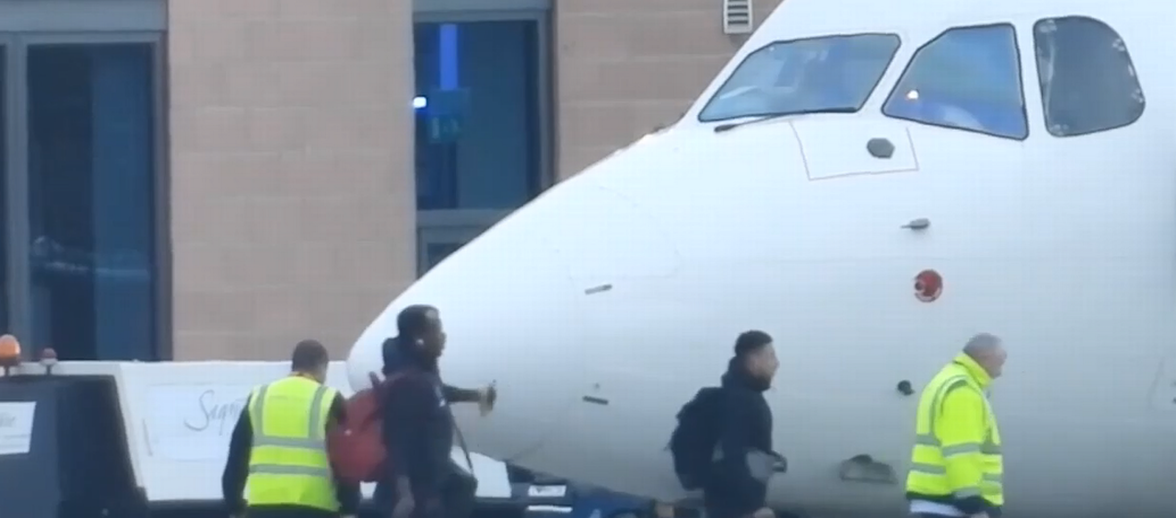 Paul Pogba boards plane to Watford with Manchester United squad  - Bóng Đá