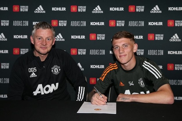 Manchester United announce new contract for midfield prospect (Ethan Galbraith) - Bóng Đá