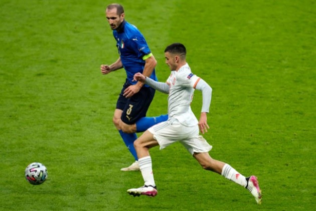 Biểu cảm hài hước của Chiellini với Alba trước loạt penalty - Bóng Đá