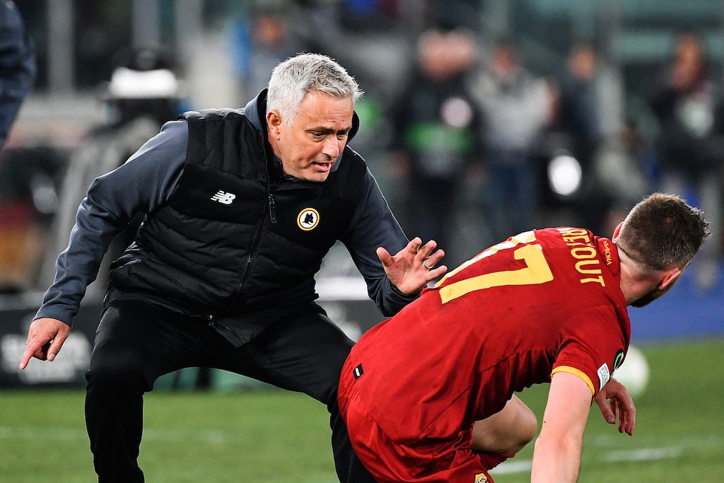 Khoảnh khắc bật khóc nức nở gây xúc động của Jose Mourinho - Bóng Đá