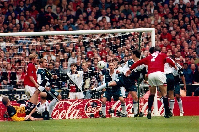 10 hình ảnh mang tính biểu tượng của Eric Cantona với Man Utd - Bóng Đá