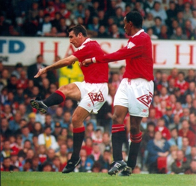 10 hình ảnh mang tính biểu tượng của Eric Cantona với Man Utd - Bóng Đá