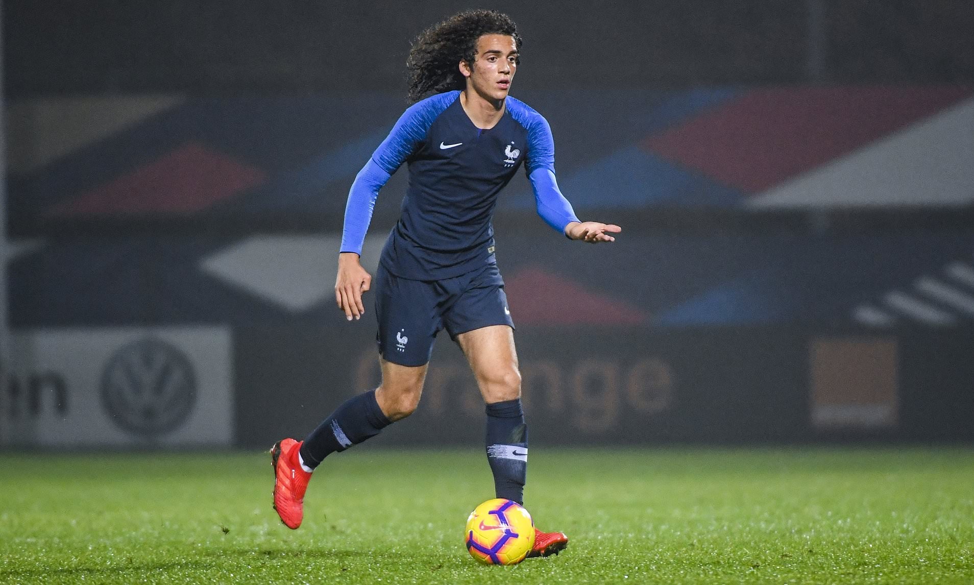 'Bowing down to the new king' - Arsenal fans notice what Olivier Giroud did to Matteo Guendouzi - Bóng Đá