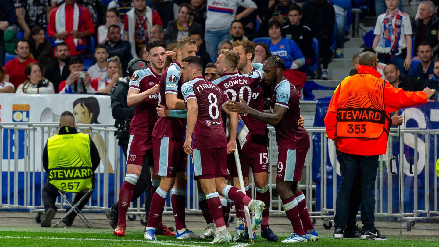 Bạo loạn nổ ra, Declan Rice lĩnh trọn chai nước từ CĐV đối thủ - Bóng Đá