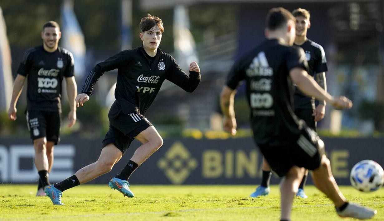 Bùng nổ ở OTF, báu vật M.U có vinh dự sát cánh bên Messi - Bóng Đá