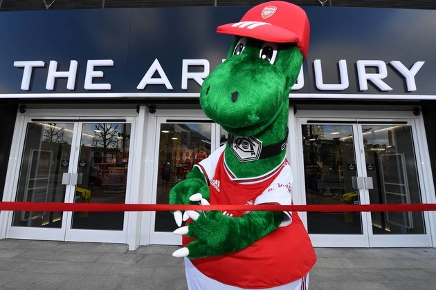 Angry Arsenal fans set up fundraising page for sacked mascot Gunnersaurus - Bóng Đá