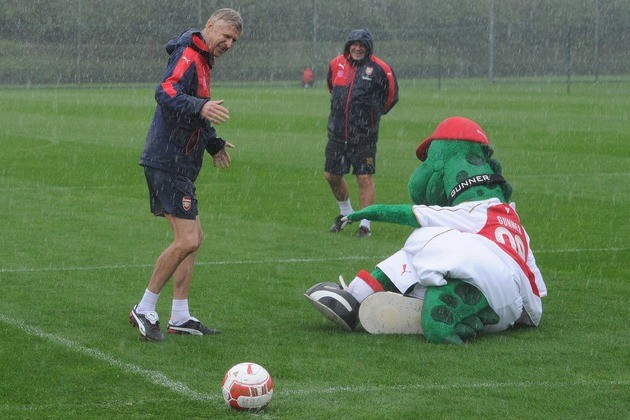 Angry Arsenal fans set up fundraising page for sacked mascot Gunnersaurus - Bóng Đá