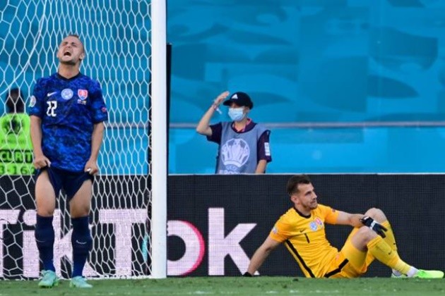Khoảnh khắc từ Hero hóa Zero của thủ môn Slovakia - Bóng Đá