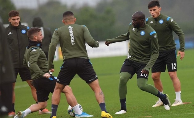 Ancelotti sắp bị sa thải, dàn sao Napoli như bị 