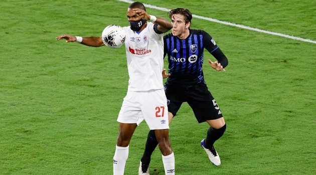 Honduras international Jerry Bengtson takes no chances in desperate bid to avoid catching Covid as he wears his mask DURING game against Thierry Henry - Bóng Đá
