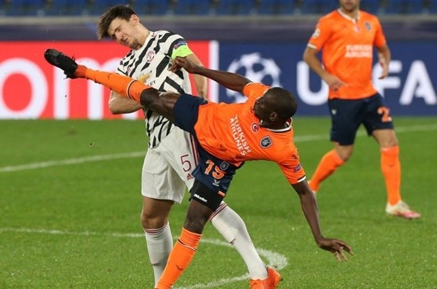'Worst signing ever', 'Totally embarrassing' - These Man U fans blast Maguire after poor display  - Bóng Đá