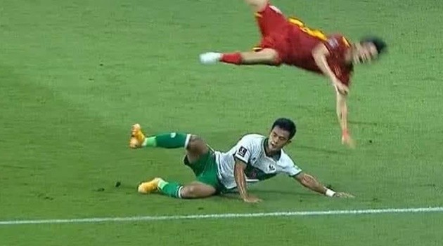 Lạnh gáy khi Tuấn Anh bị cầu thủ Indonesia triệt hạ, đá thô bạo - Bóng Đá