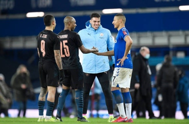 Fernandinho thúc cùi chỏ Richarlison - Bóng Đá