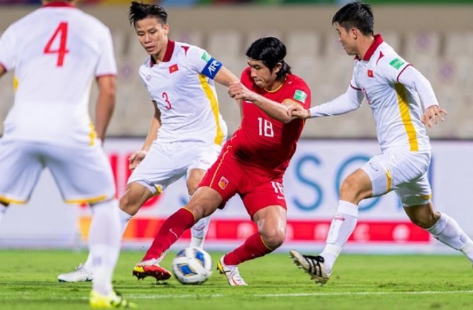 Nôn nóng chiêu mộ Xhaka, Roma mang 2 