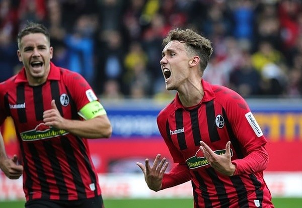 United fans react to Van de Beek's friendly debut against Aston Villa - Bóng Đá