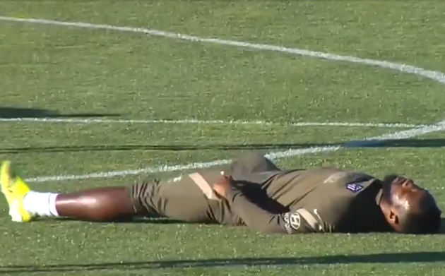 Watch worrying moment former Celtic star Moussa Dembele collapses during Atletico Madrid training - Bóng Đá