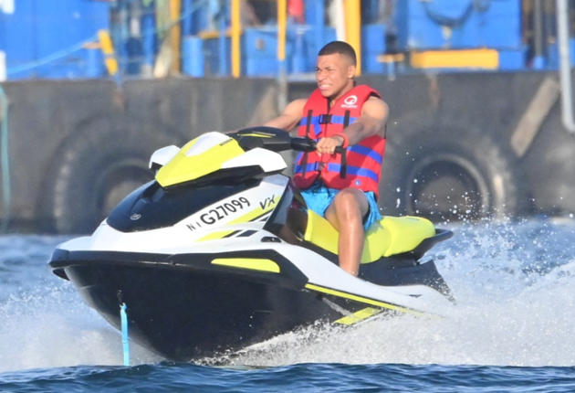 Ben Chilwell spotted hand-in-hand with stunning Netflix model Holly Scarfone - Bóng Đá